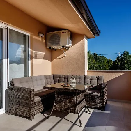 Gloria Vila